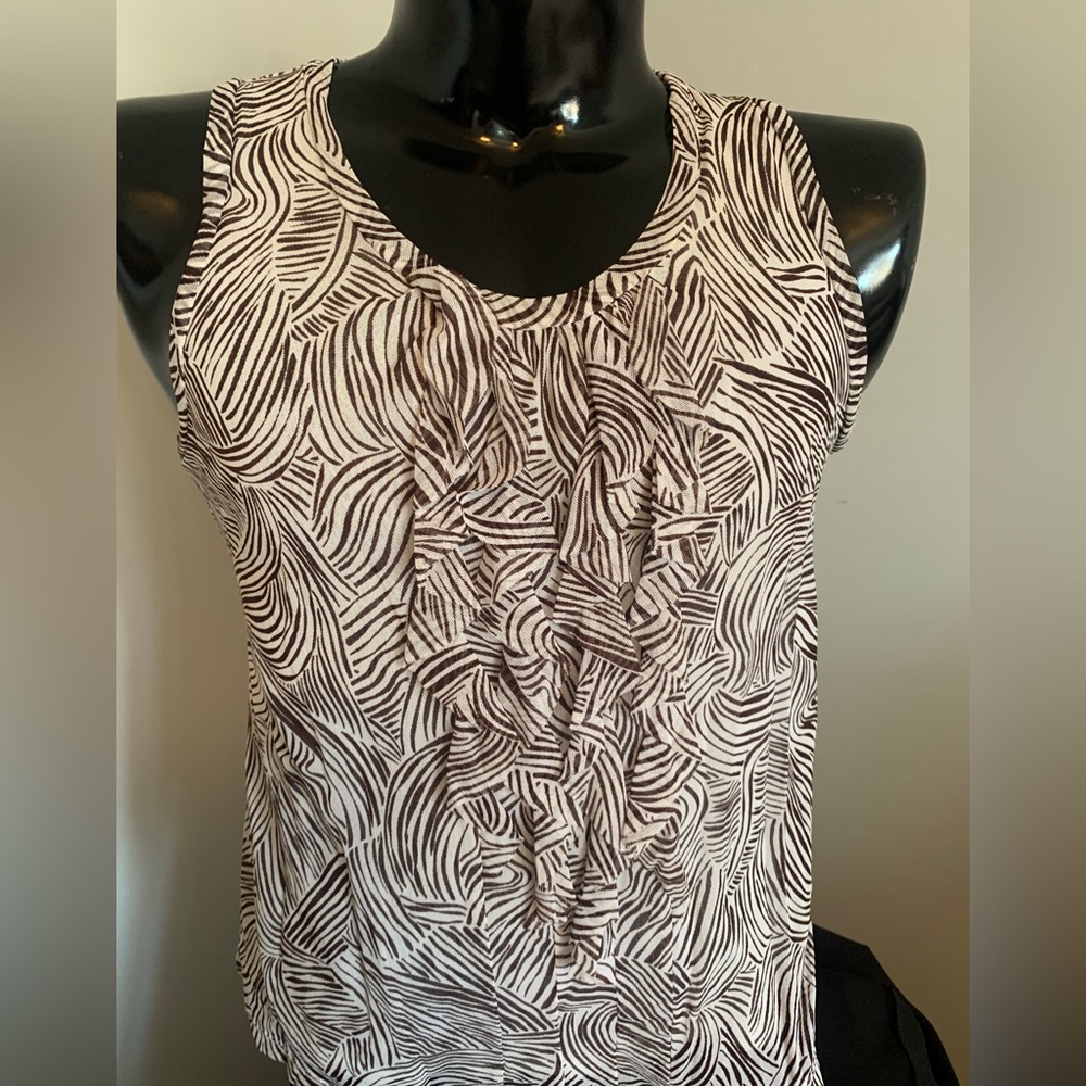 Chico’s Ruffle Front Tank. Sz2